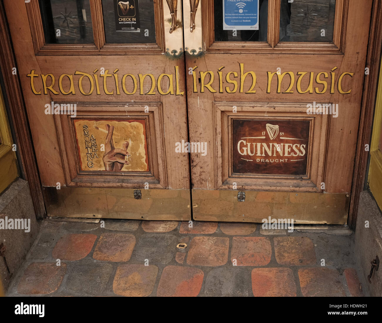 Ingresso, ingresso e porte in un tradizionale pub irlandese nel quartiere Temple Bar di Dublino, Irlanda. Foto Stock