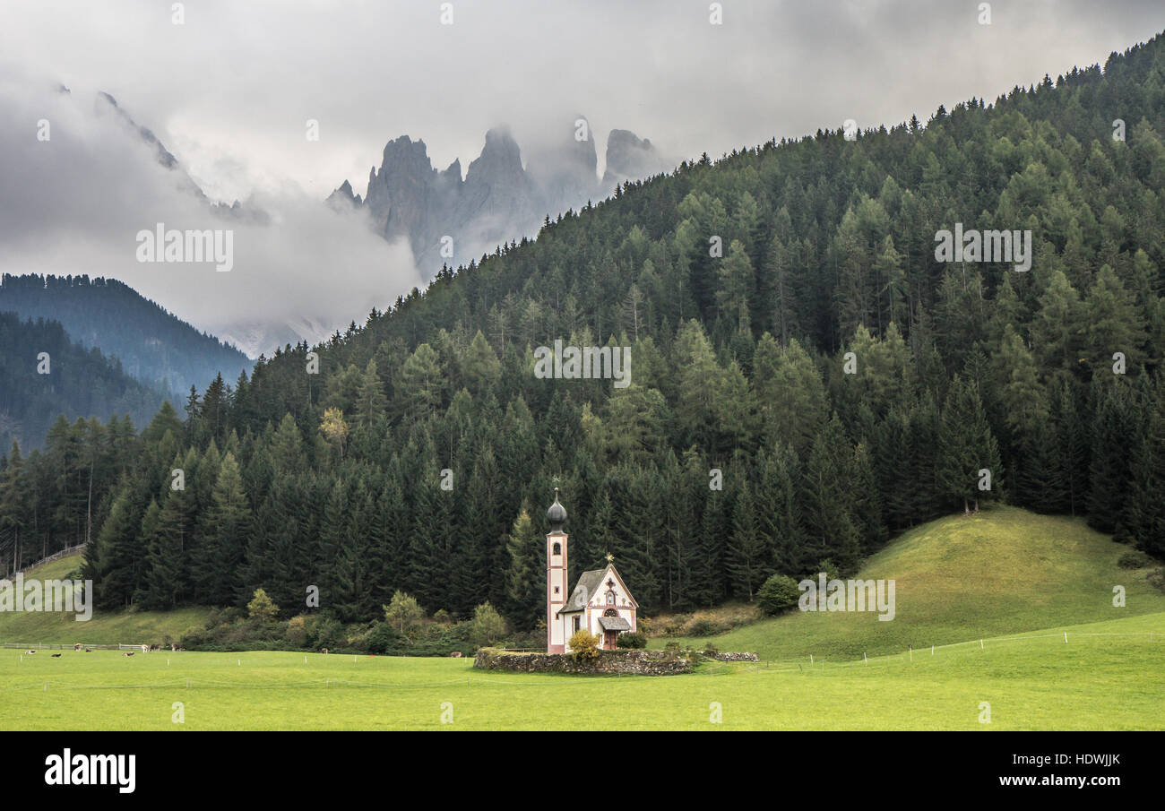 Poco St Johann chiesa in Dolomiti italiane. Foto Stock
