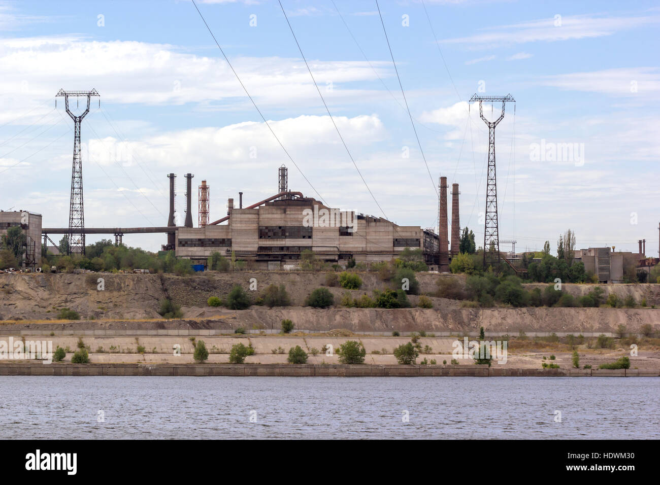 Vista panoramica di ferramenta situato sul litorale di fiume. Paesaggio industriale. Foto Stock