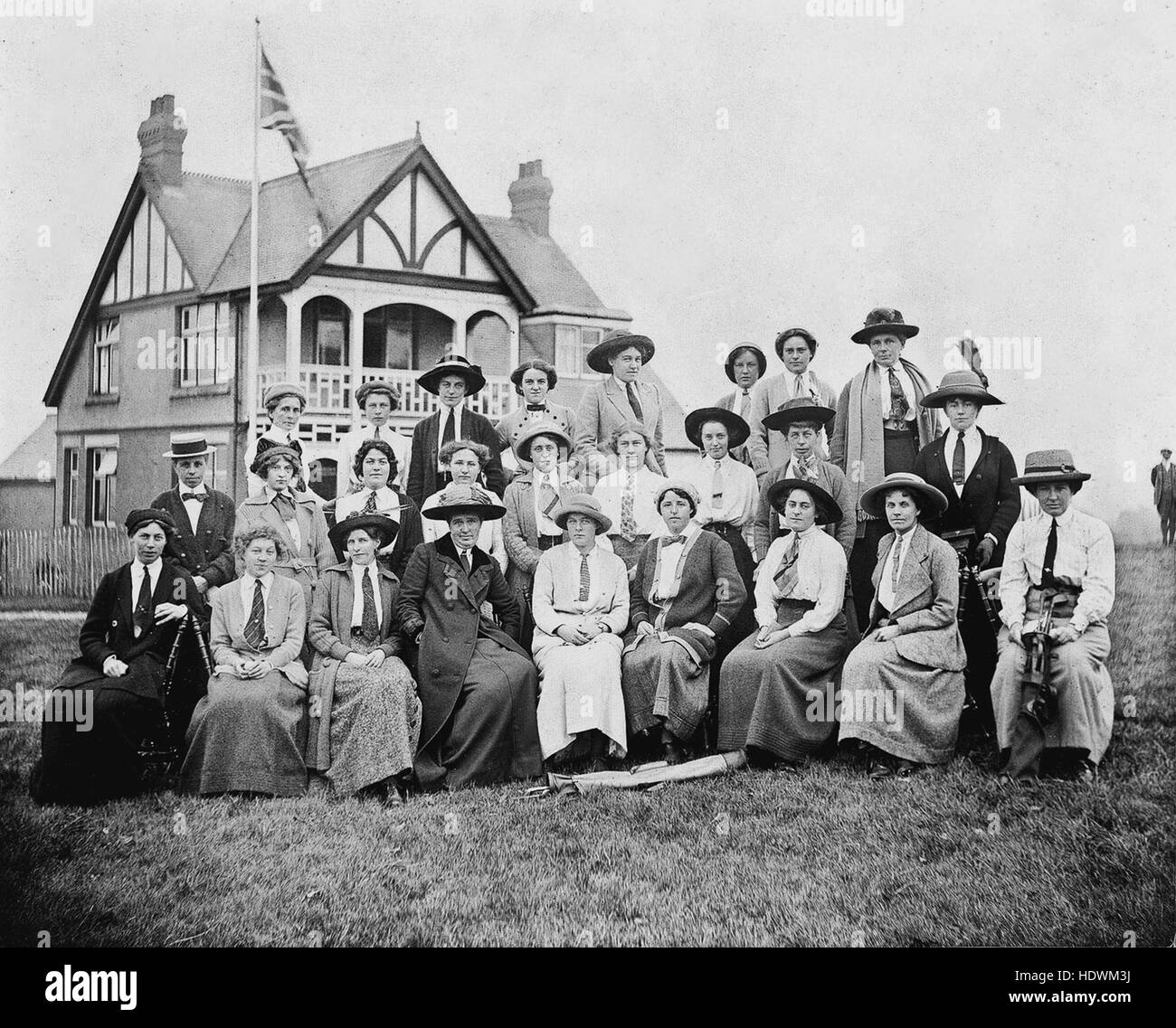 Signora golfisti femmina tra cui Miss Gladys Ravenscroft (seduto al centro) il campione britannico ladies golfista nel 1912. Si sposò nel 1915 e divenne la signora Tempio Dobell. Foto Stock