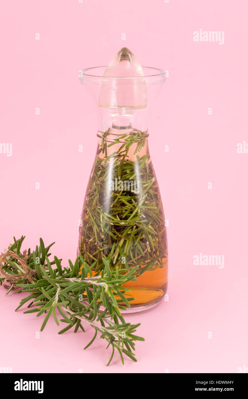 Olio di rosmarino in un'annata bottiglia di vetro Foto Stock