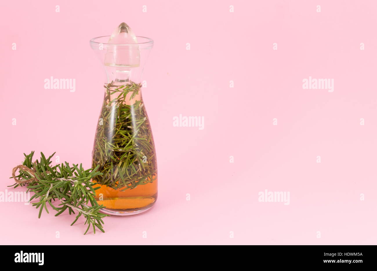 Olio di rosmarino in un'annata bottiglia di vetro Foto Stock