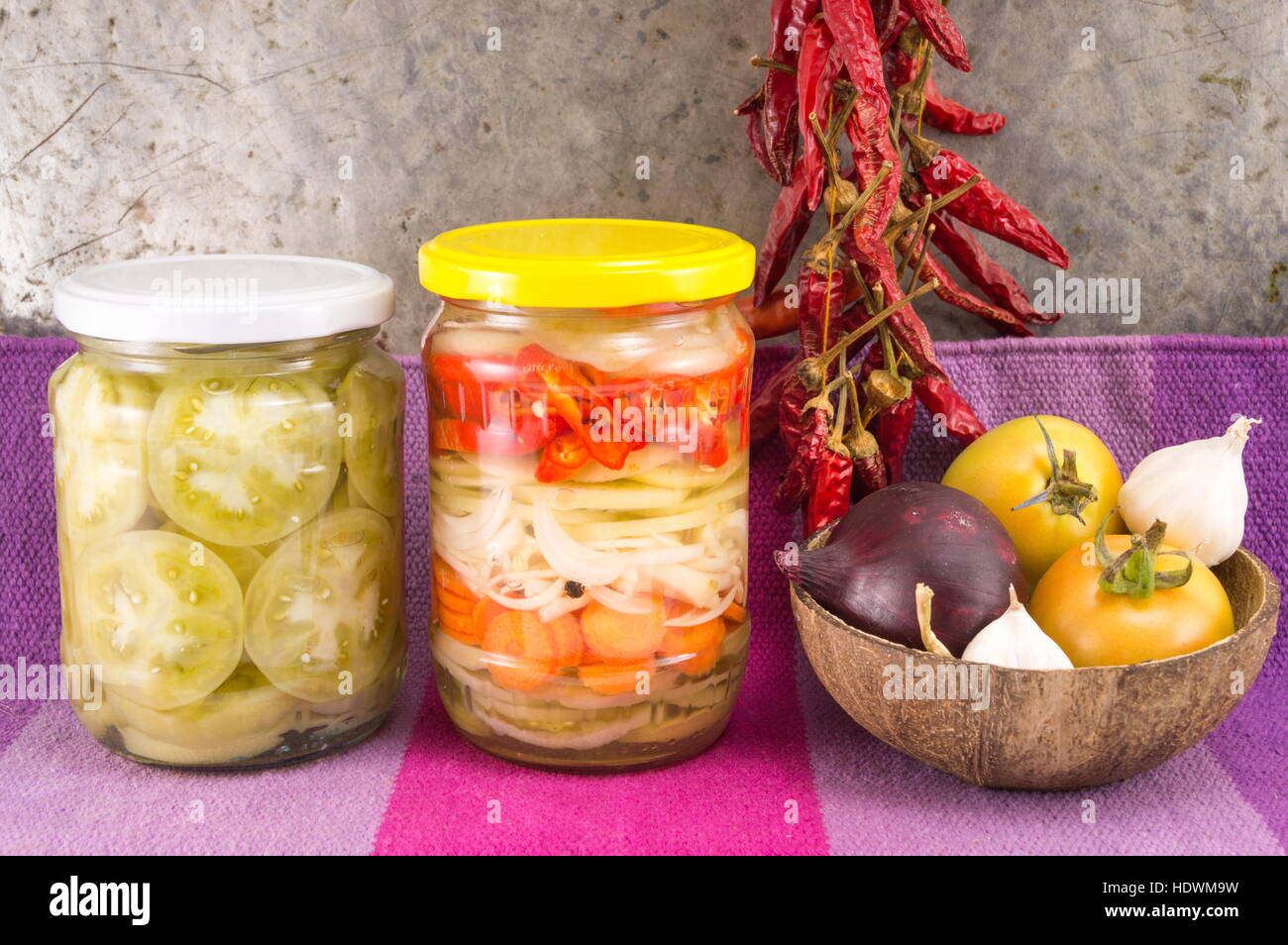 Pickeled verdure in un vaso con cipolle e peperoni secchi Foto Stock