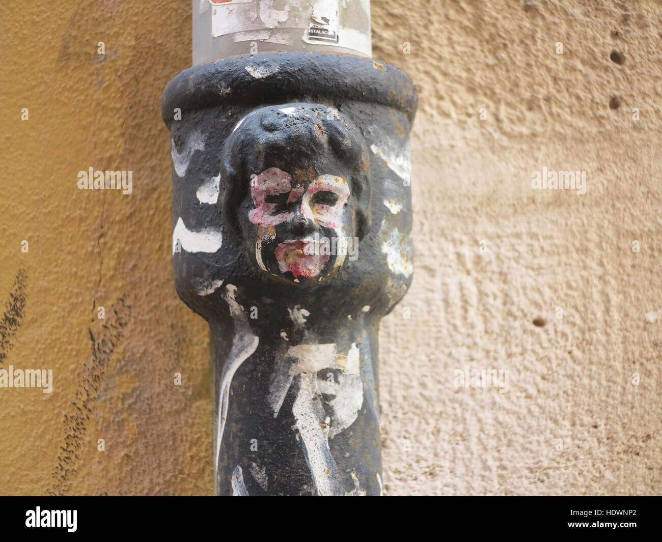 Faccia decorata sul tubo di drenaggio a Valencia, Spagna Foto Stock