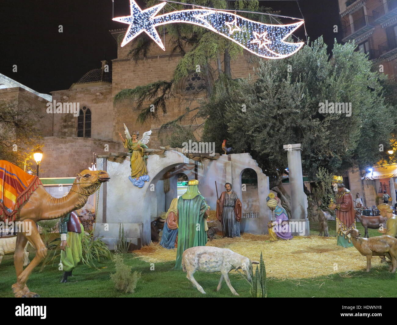Presepe di notte fuori dalla Cattedrale di Valencia a Valencia, Spagna Foto Stock
