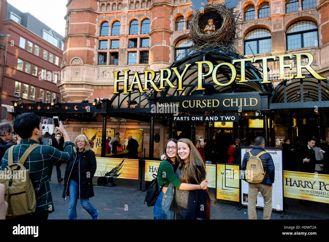 I visitatori di London comportano per le fotografie di fronte a Harry Potter e il maledetto bambino al Palace Theatre di Londra, Regno Unito Foto Stock