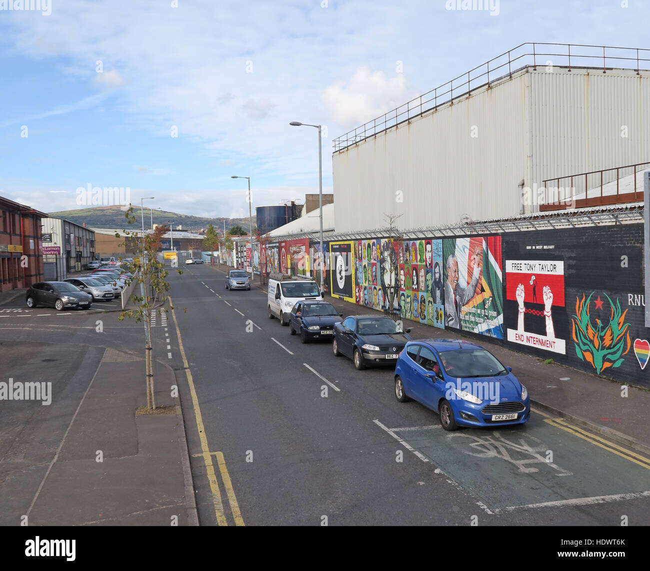 La pace internazionale a parete, off Shankill Road/Cupar modo, parte occidentale di Belfast, Irlanda del Nord, Regno Unito Foto Stock
