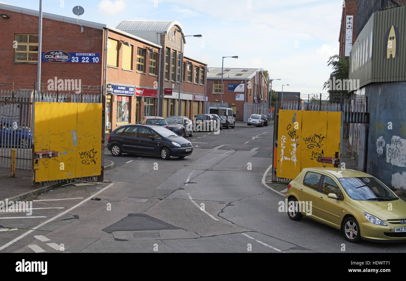 Porte del muro di pace cattolico / protestante, Cupar Way, West Belfast, Irlanda del Nord, Regno Unito Foto Stock