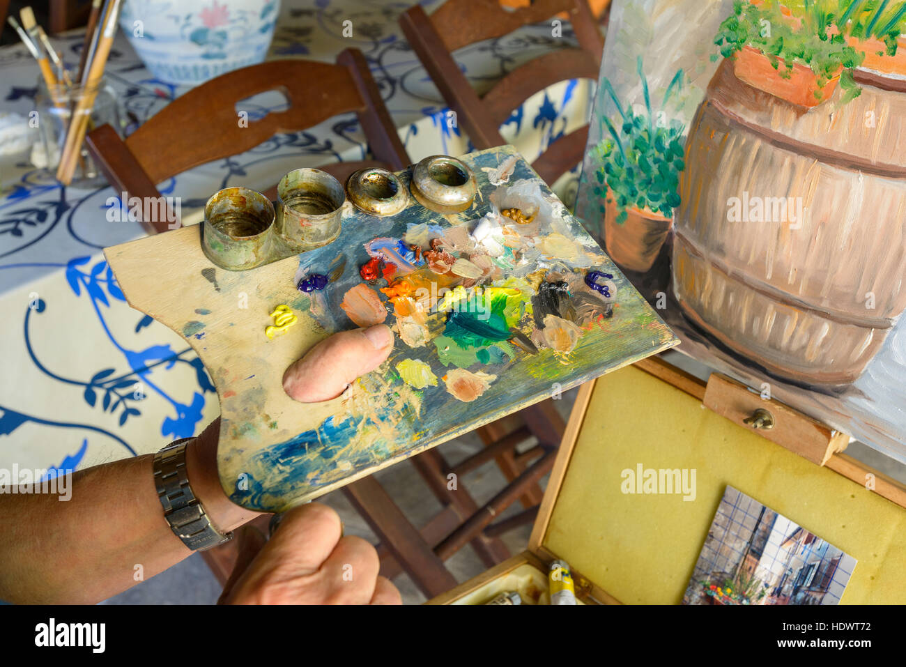 Una tavolozza di legno pieno di olio i colori di vernice Foto Stock