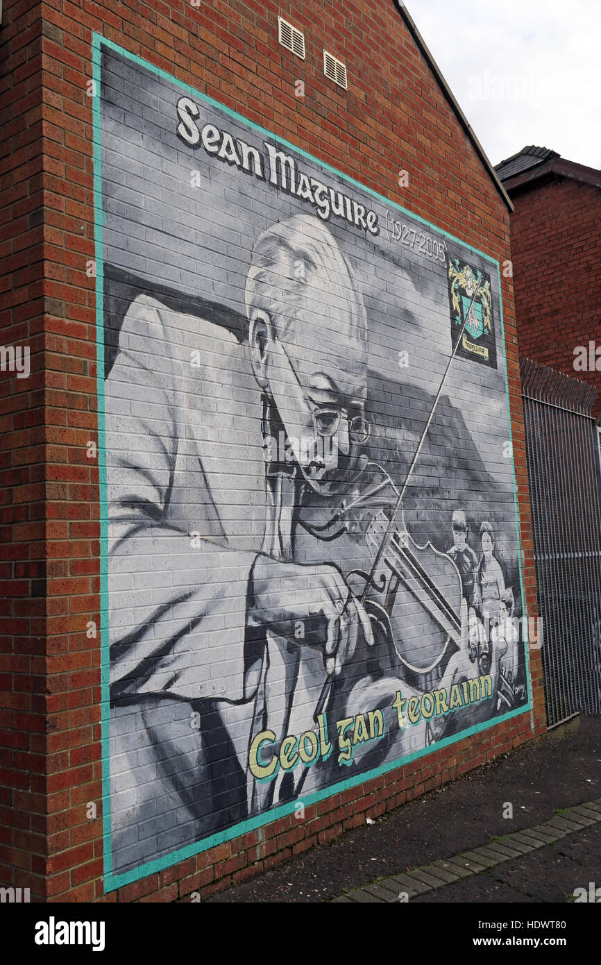 Belfast cade Rd murale repubblicano- Sean Maguire musicista. Tutti Irlanda campione del violino Foto Stock