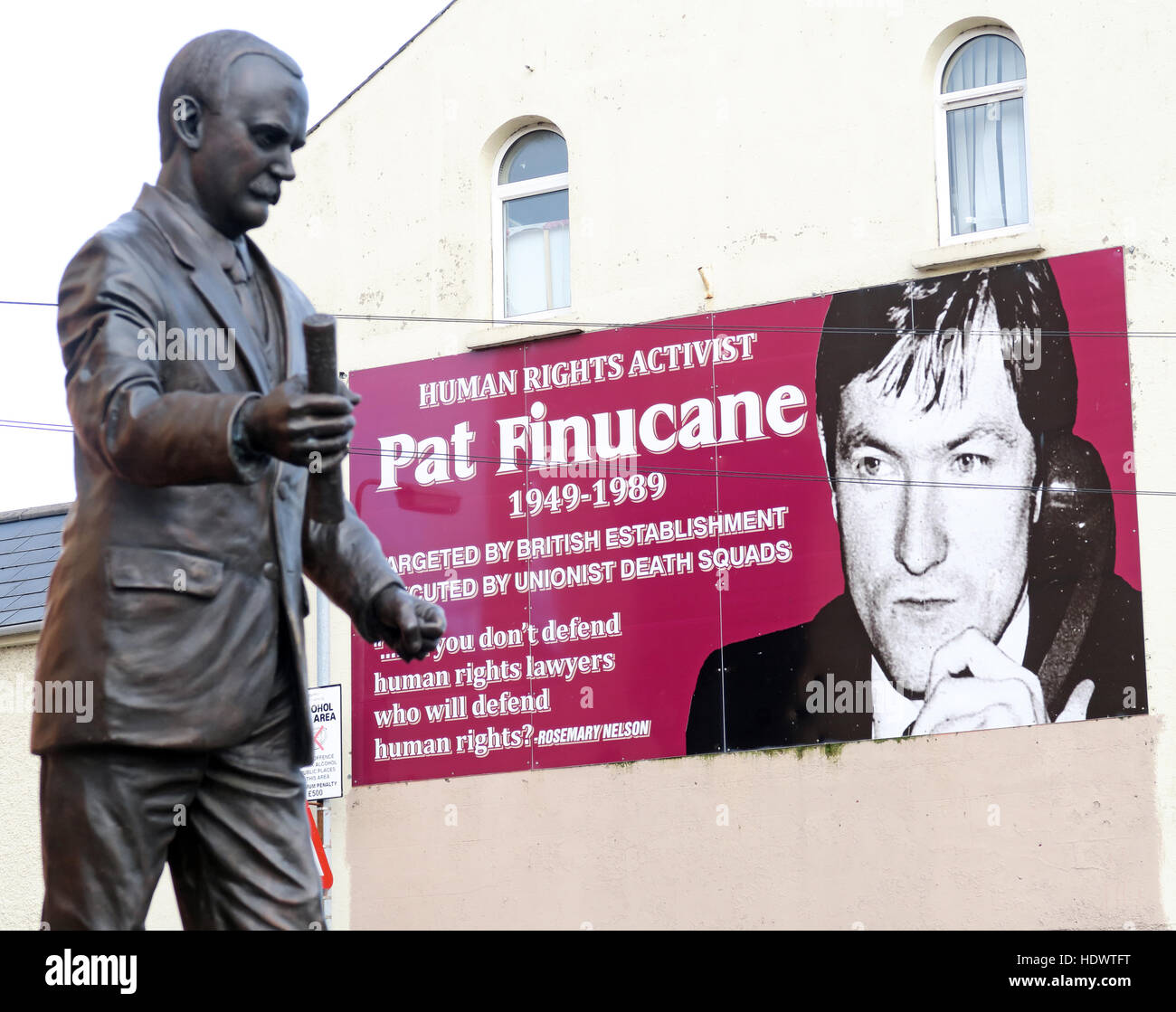 Belfast cade Rd statua repubblicana di James Connolly / Seamus Ó Conghaile al di fuori della società HQ office. Eretto Marzo 2016 Foto Stock