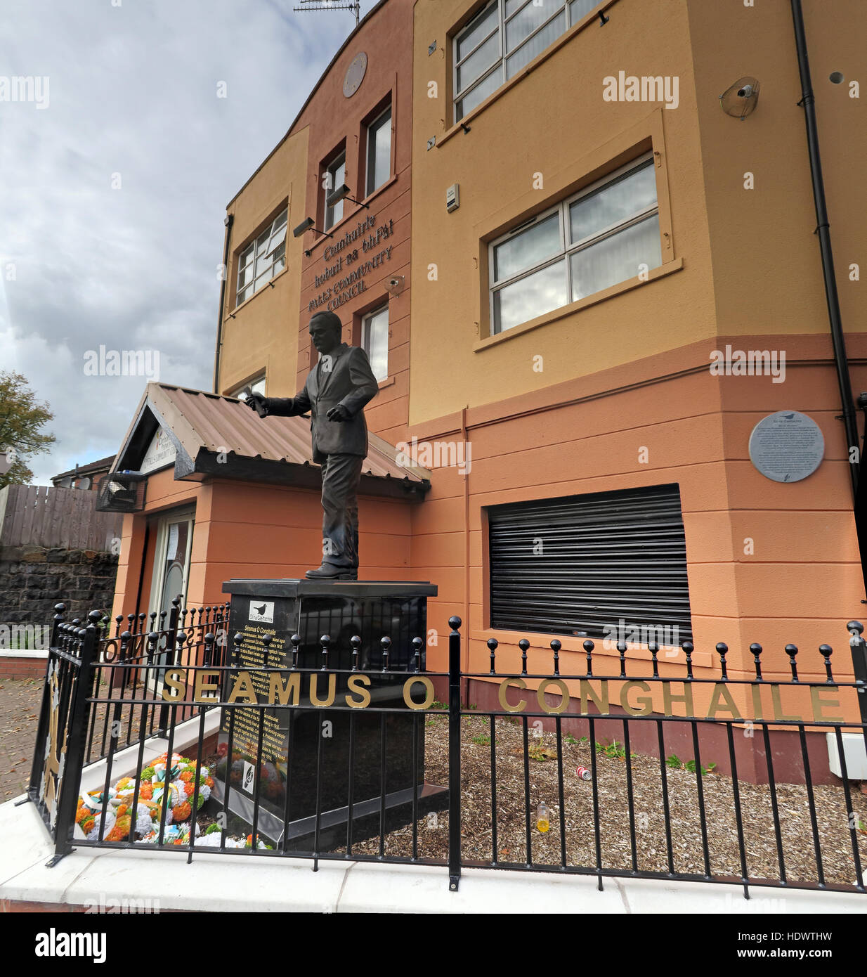 Belfast cade Rd statua repubblicana di James Connolly / Seamus Ó Conghaile al di fuori della società HQ office. Eretto Marzo 2016 Foto Stock