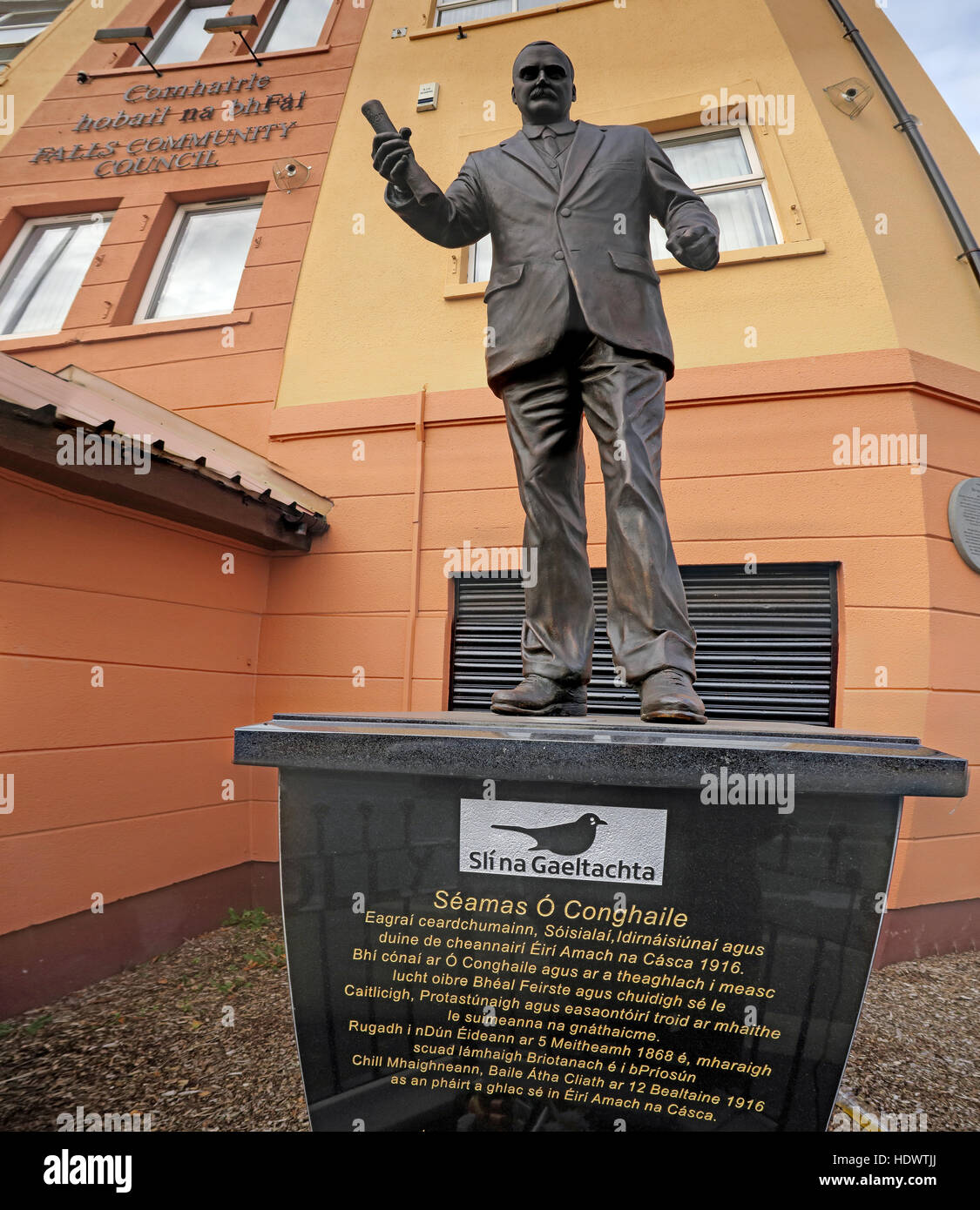 Belfast cade Rd statua repubblicana di James Connolly / Seamus Ó Conghaile al di fuori della società HQ office. Eretto Marzo 2016 Foto Stock