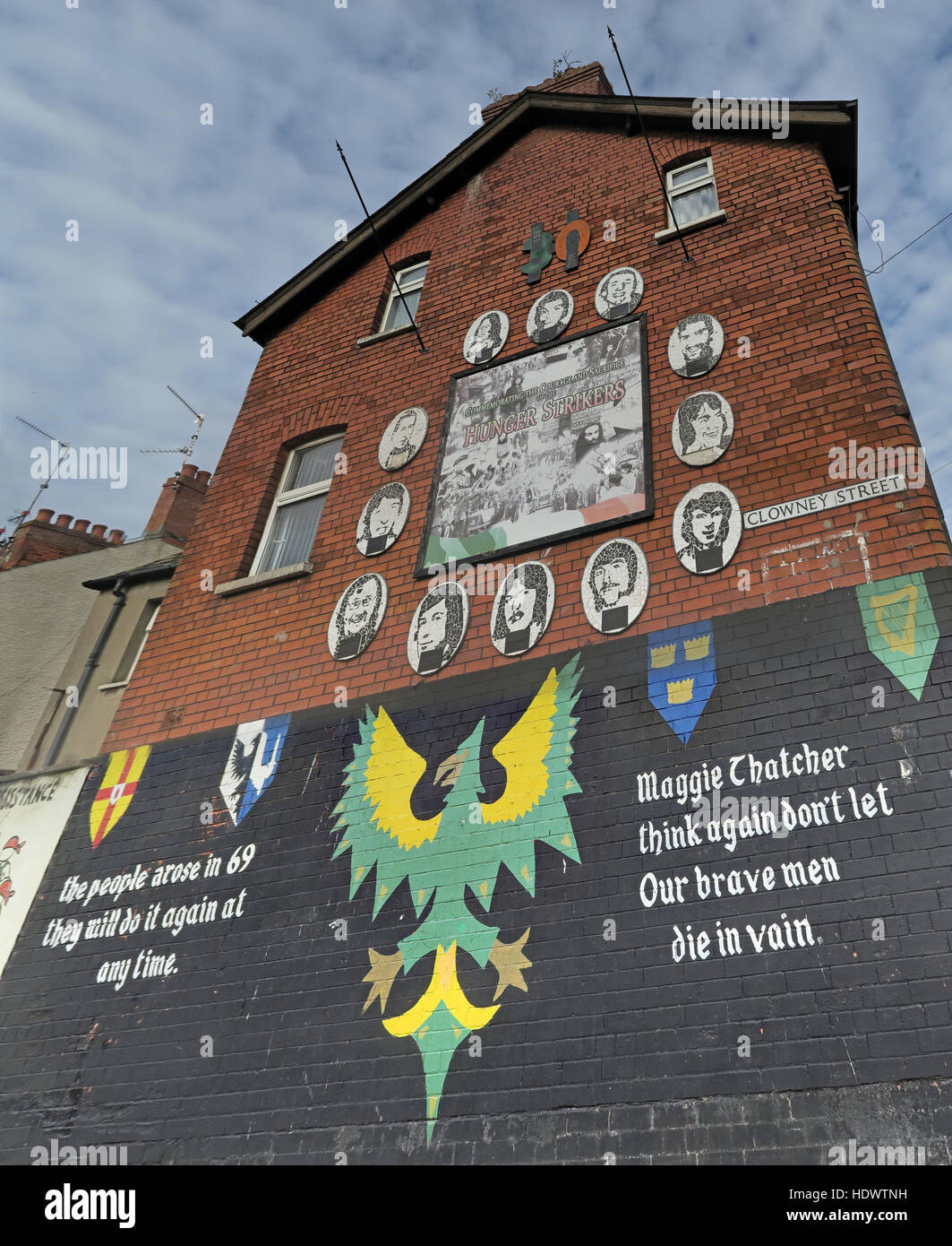 Belfast cade Rd murale repubblicano Clowney St, scioperanti della fame, Maggie Thatcher pensare di nuovo.. Foto Stock