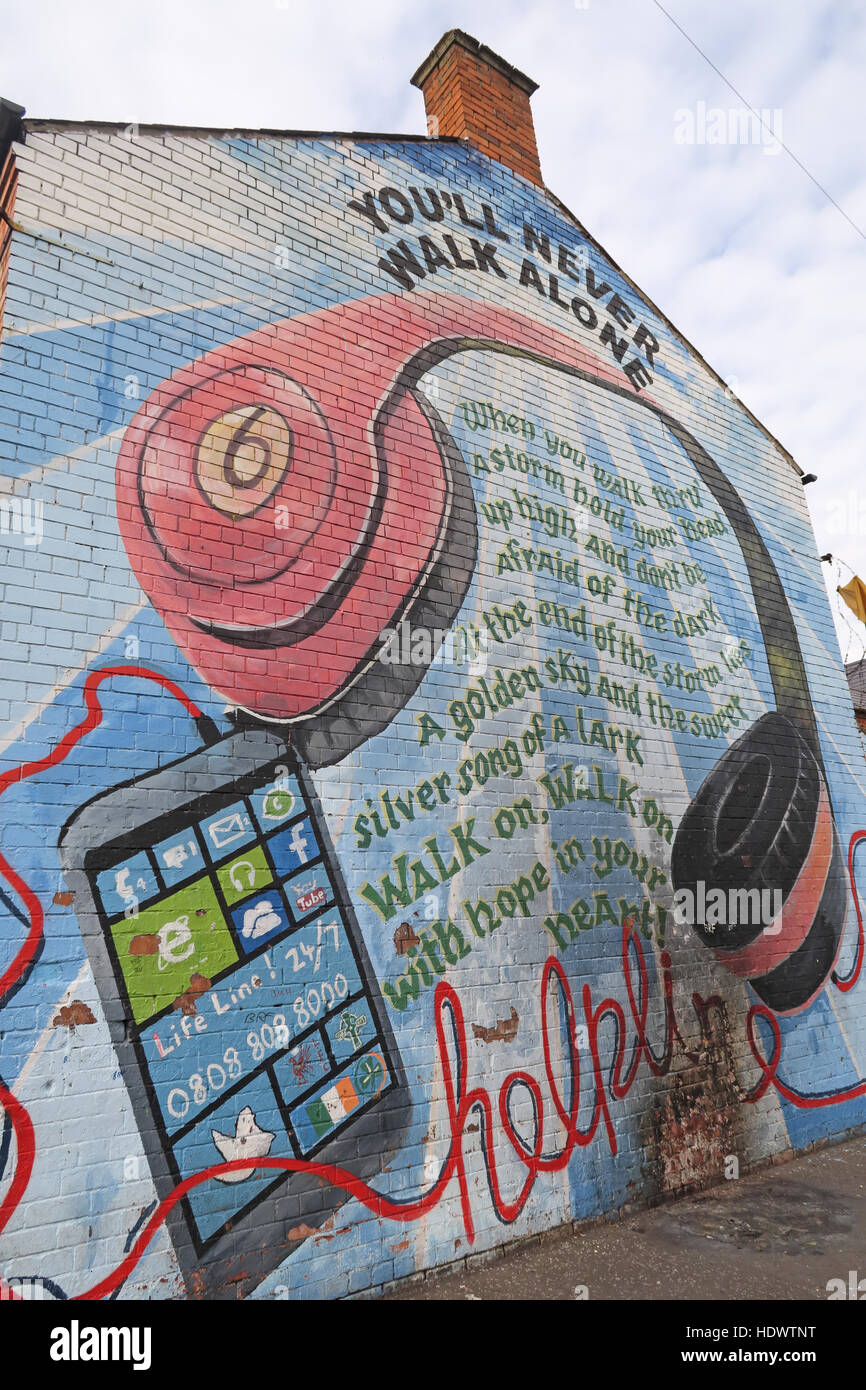 Belfast cade Rd murale repubblicano- non si riuscirà mai a camminare da soli, Helpline Ballymurphy St Foto Stock