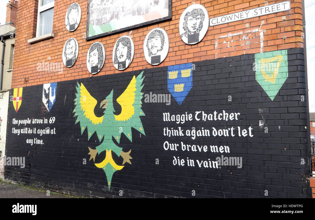 Belfast cade Rd murale repubblicano- Clowney Street Maggie Thatcher pensare di nuovo,i nostri coraggiosi uomini muoiono invano Foto Stock