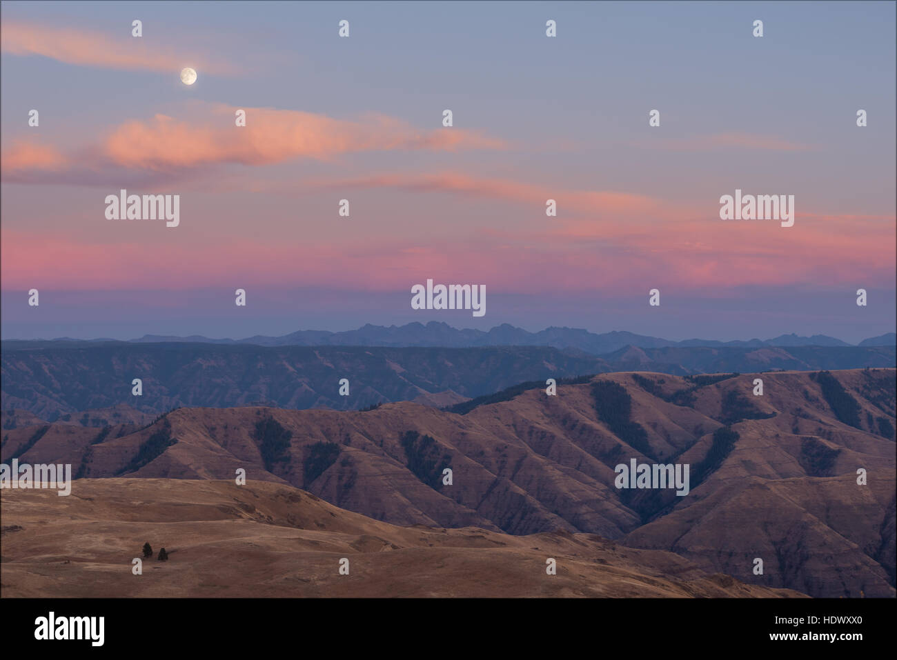 Sunset over Hells Canyon nel Nordest Oregon con Idaho sette demoni montagne sullo sfondo. Foto Stock