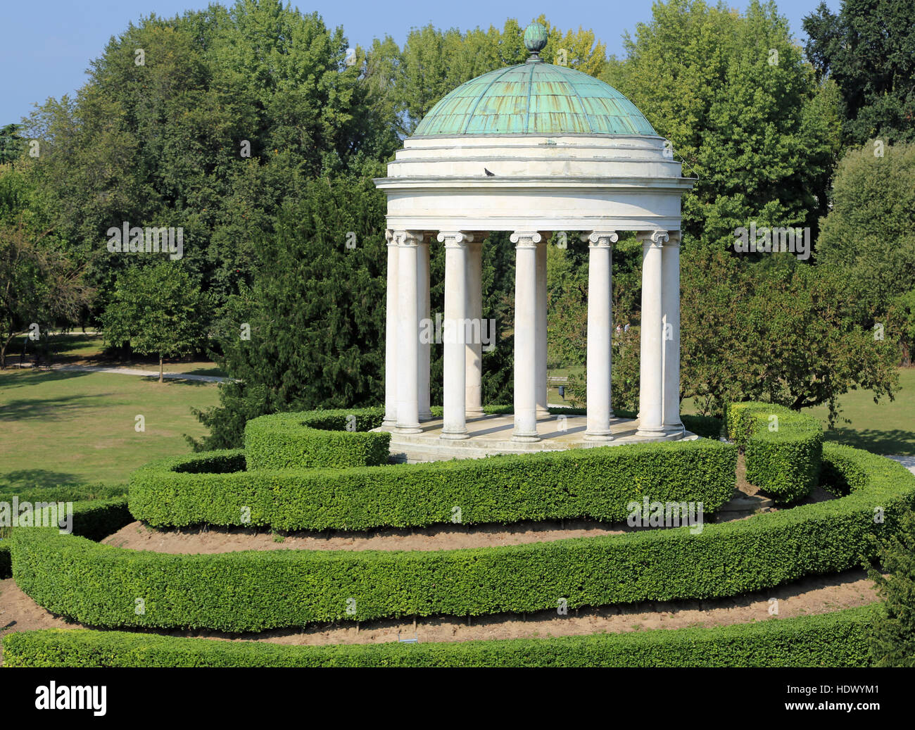 Antico tempio con la domeon l'isola del grande giardino pubblico Foto Stock