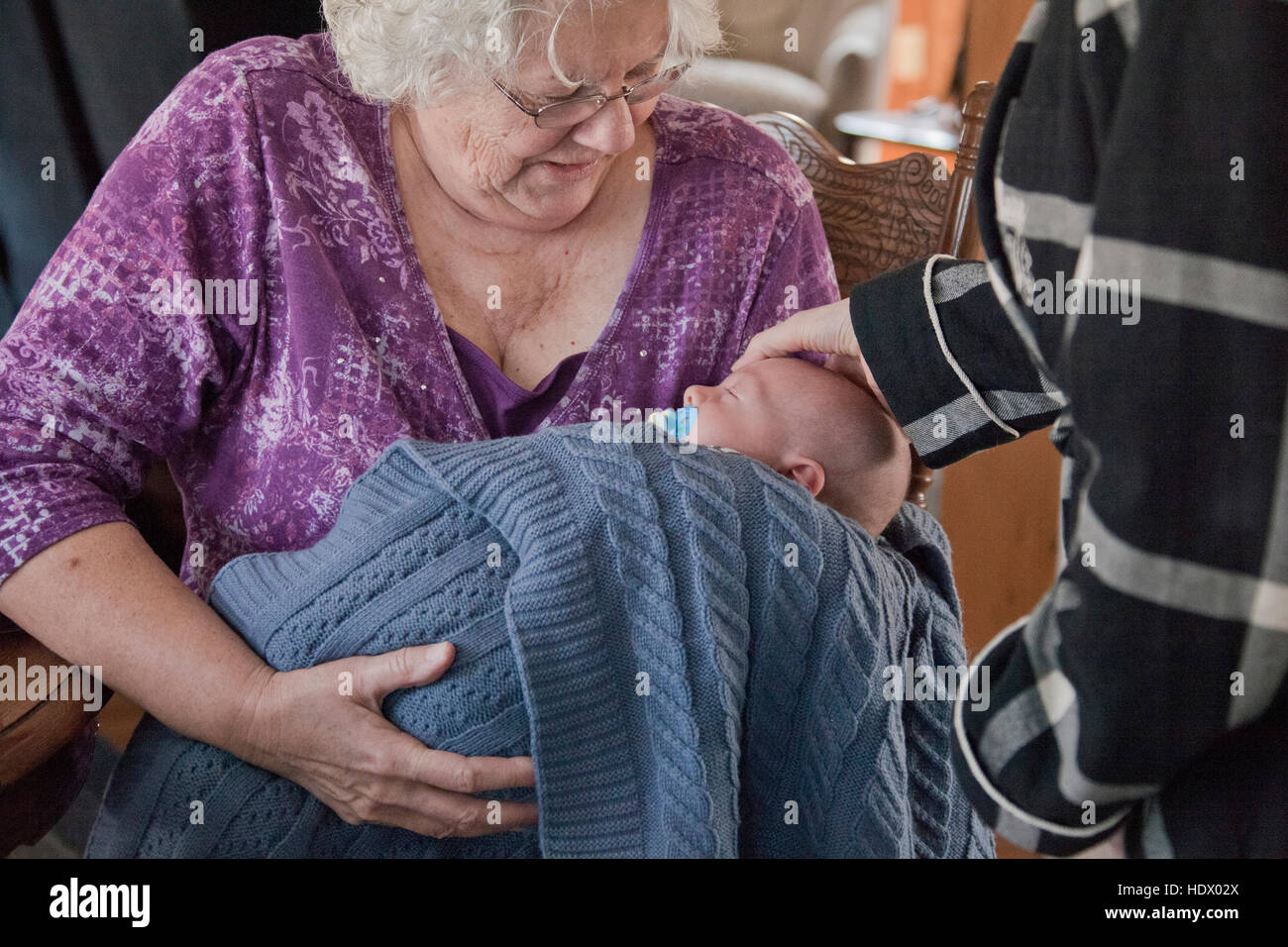 Nonna caucasica holding baby nipote Foto Stock