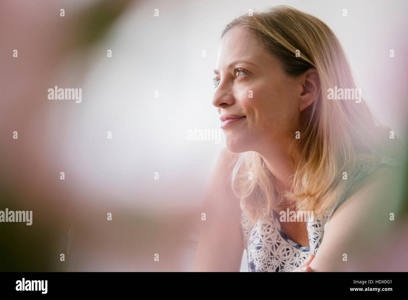 La donna caucasica guardando lontano Foto Stock