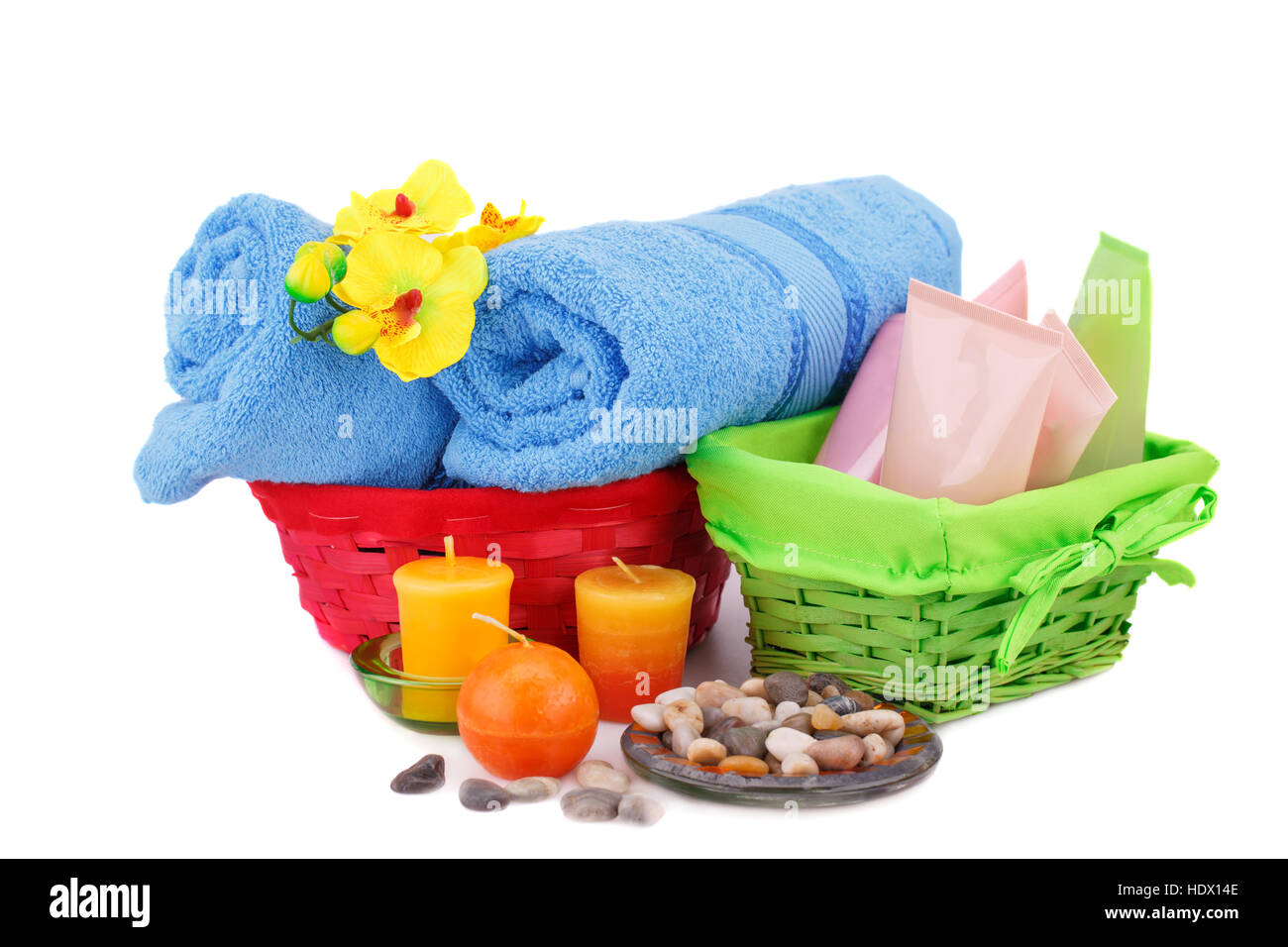 Spa con asciugamani, creme, lozioni, candele, pietre e fiori isolati su sfondo bianco. Foto Stock