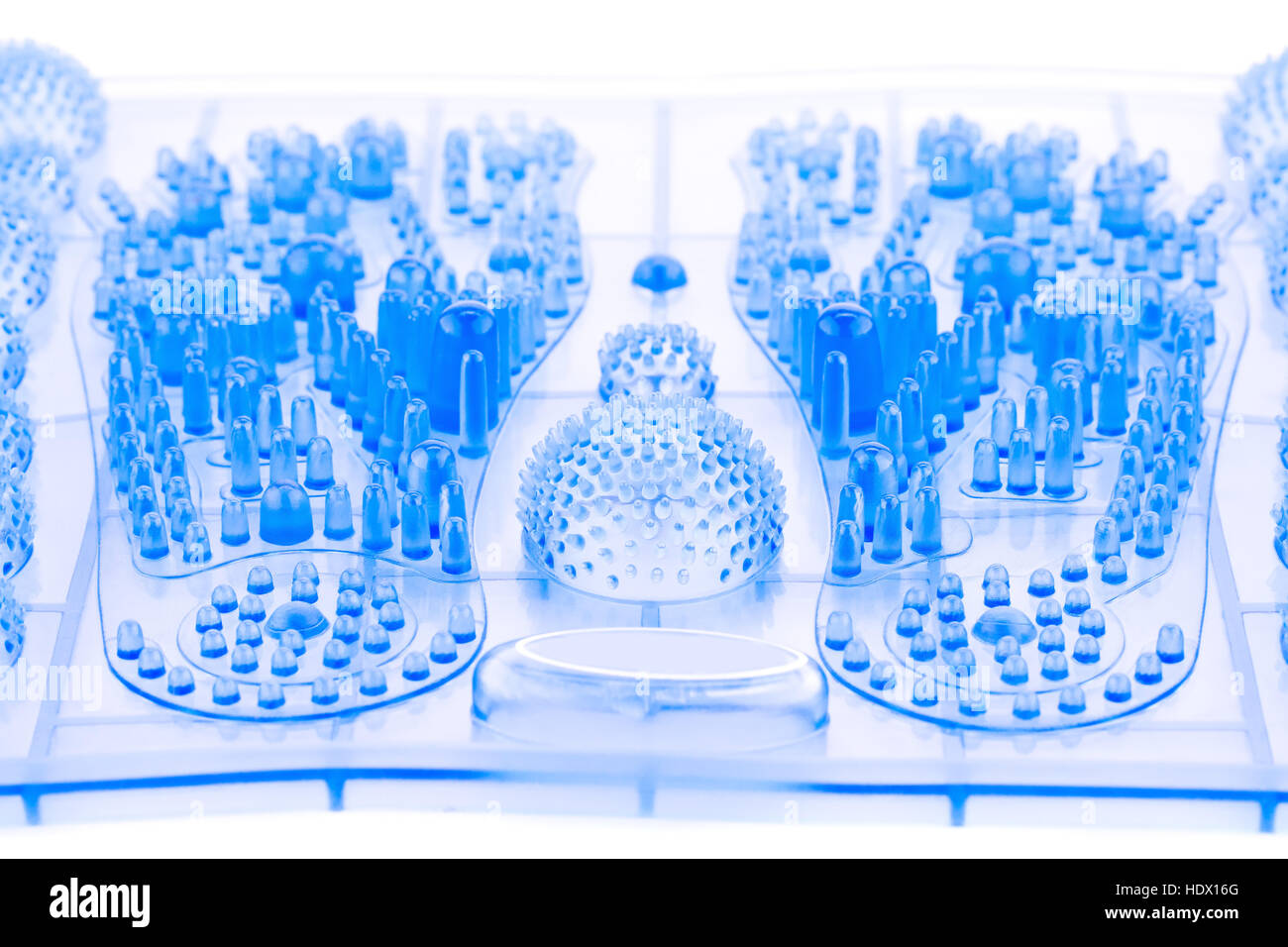 Piedi in plastica blu pad massaggio isolati su sfondo bianco. Foto Stock