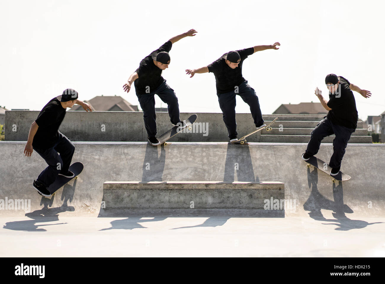 Esposizione multipla di uomo caucasico skateboard di equitazione in skate park Foto Stock