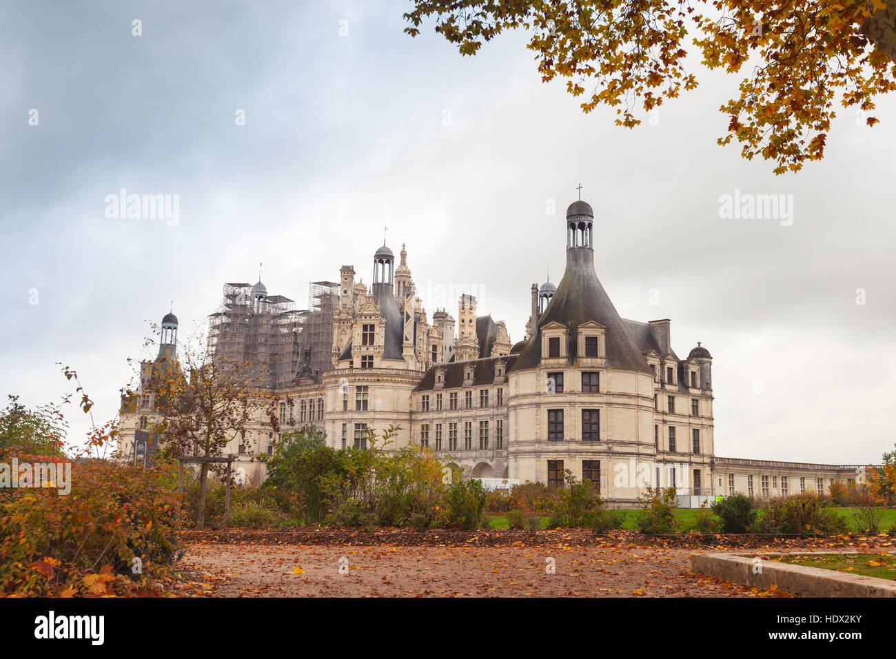 Chambord, Francia - 6 Novembre 2016: Chateau de Chambord, il castello medievale, la Valle della Loira. Nuvoloso Giorno di autunno Foto Stock