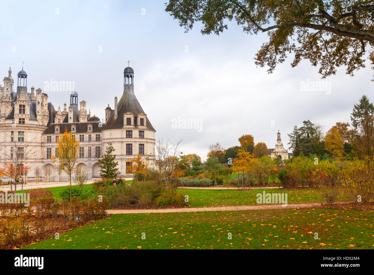 Chambord, Francia - 6 Novembre 2016: Chateau de Chambord, il castello medievale, la Valle della Loira. Uno dei più riconoscibili castello, Rinascimento francese archi Foto Stock