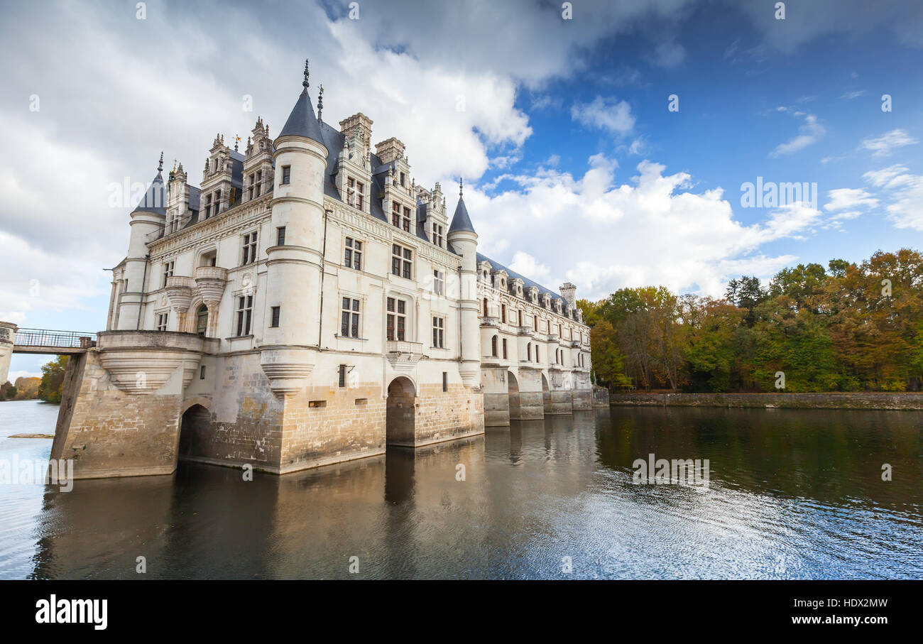 Chenonceau, Francia - 6 Novembre 2016: Chateau de Chenonceau sul fiume, il castello medievale, la Valle della Loira. Fu costruita nel XV secolo, miscela di fine Foto Stock