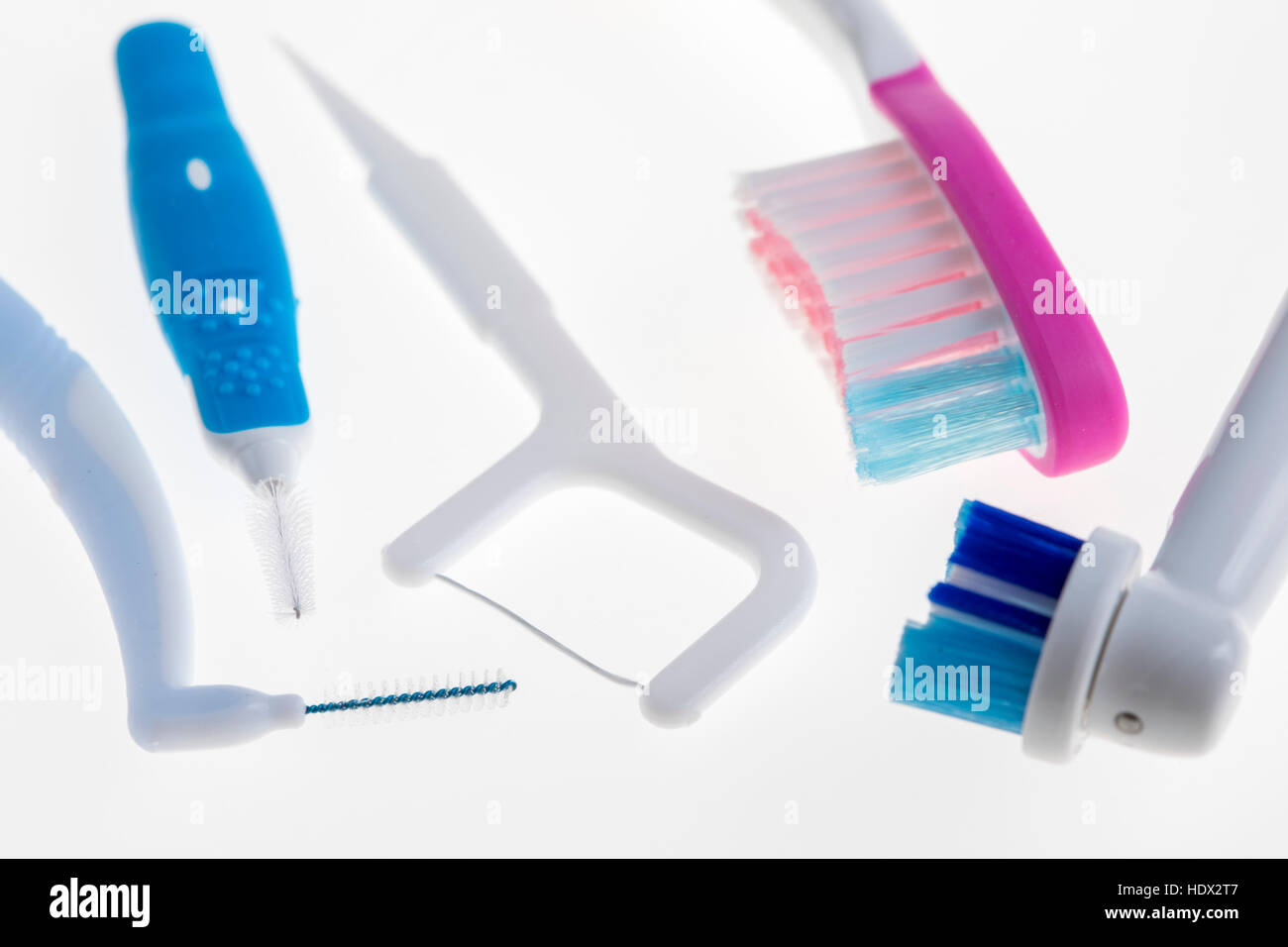 Prodotti per l'igiene dentale, spazzolino da denti, stuzzicadenti, spazzolino da denti elettrico, interdentalbrush, filo interdentale, lingua detergente, Foto Stock