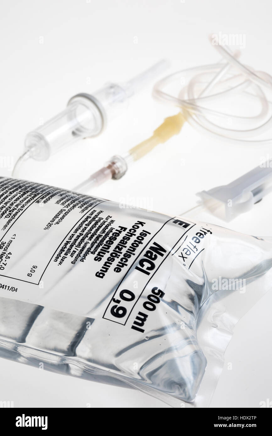 Soluzione salina isotonica, mezzo litro, la sacca di infusione, la sacca di infusione di soluzione salina, goccia a goccia, Foto Stock