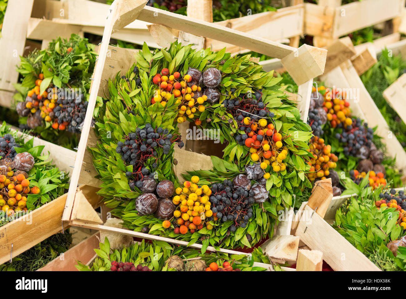 Ghirlande di Natale per la vendita al mercato di natale Foto Stock