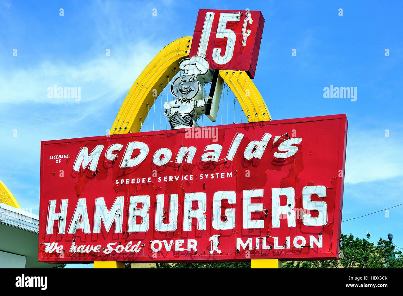 Th originale di McDonald drive-in ristorante, negozio #1 completo con originale Golden Arches e segno. DesPlaines, Illinois, Stati Uniti d'America. Foto Stock