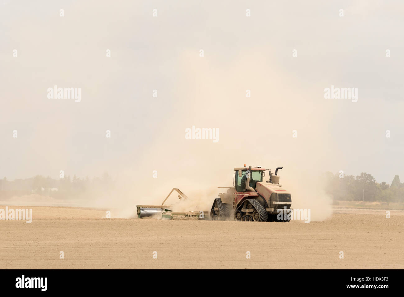 L'agricoltore a coltivare un campo provocando erosione di terriccio in Oregon di Willamette Valley. Foto Stock