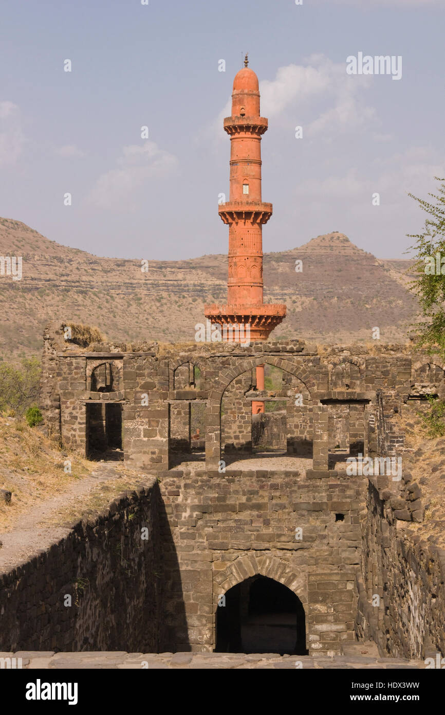 Vittoria islamica torre (Chand Minar) a Daulatabad Fort nel Maharashtra, India. Costruito intorno al XIV secolo D.C. Foto Stock