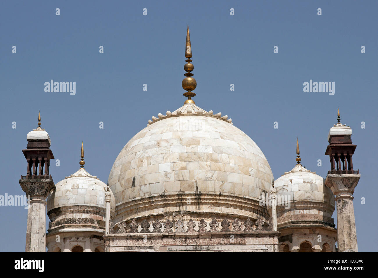 Marmo bianco cupola della tomba islamica Bibi Ka Maqbara in Aurangabad, India. Foto Stock
