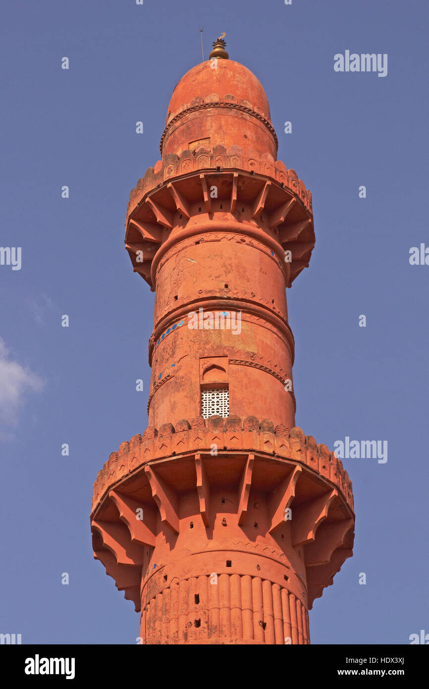 Vittoria islamica torre (Chand Minar) a Daulatabad Fort nel Maharashtra, India. Costruito intorno al XIV secolo D.C. Foto Stock