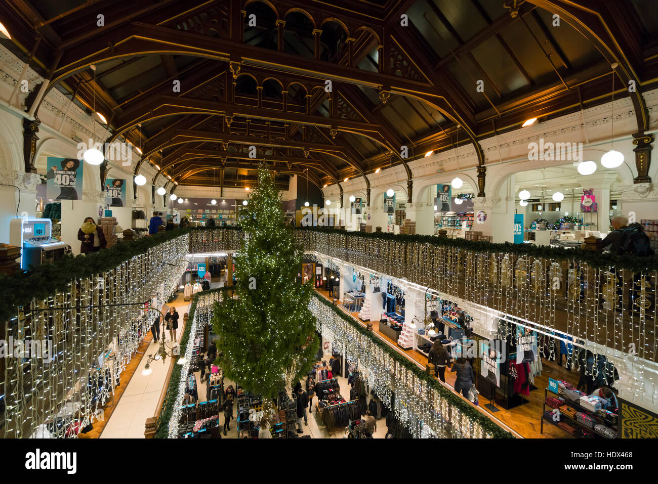 Edimburgo Natale turismo, Scozia - interno del negozio Jenners, Princes Street. Foto Stock