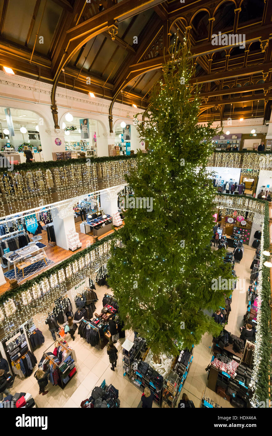 Edimburgo Natale turismo, Scozia - interno del negozio Jenners, Princes Street. Foto Stock