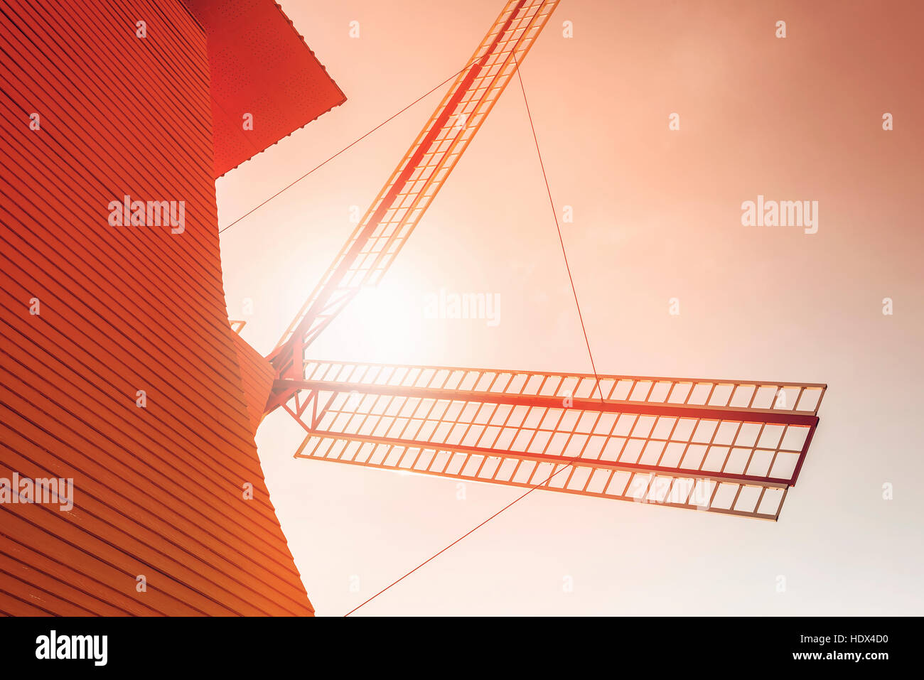 Il mulino a vento di legno in vista ravvicinata con la luce solare Foto Stock