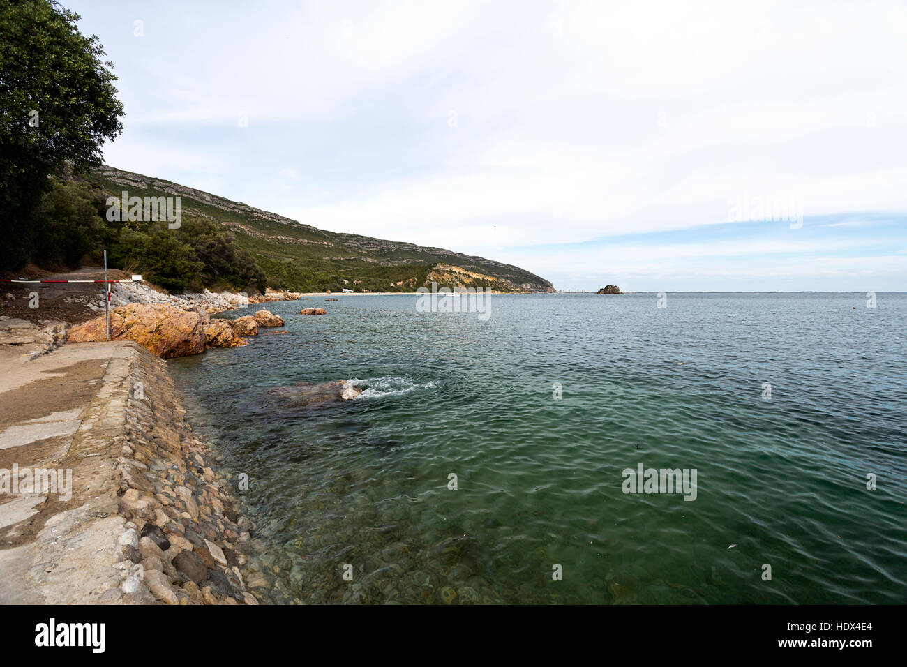 Le acque calme su una tranquilla giornata estiva all'Arrabida National Park, Portogallo Foto Stock