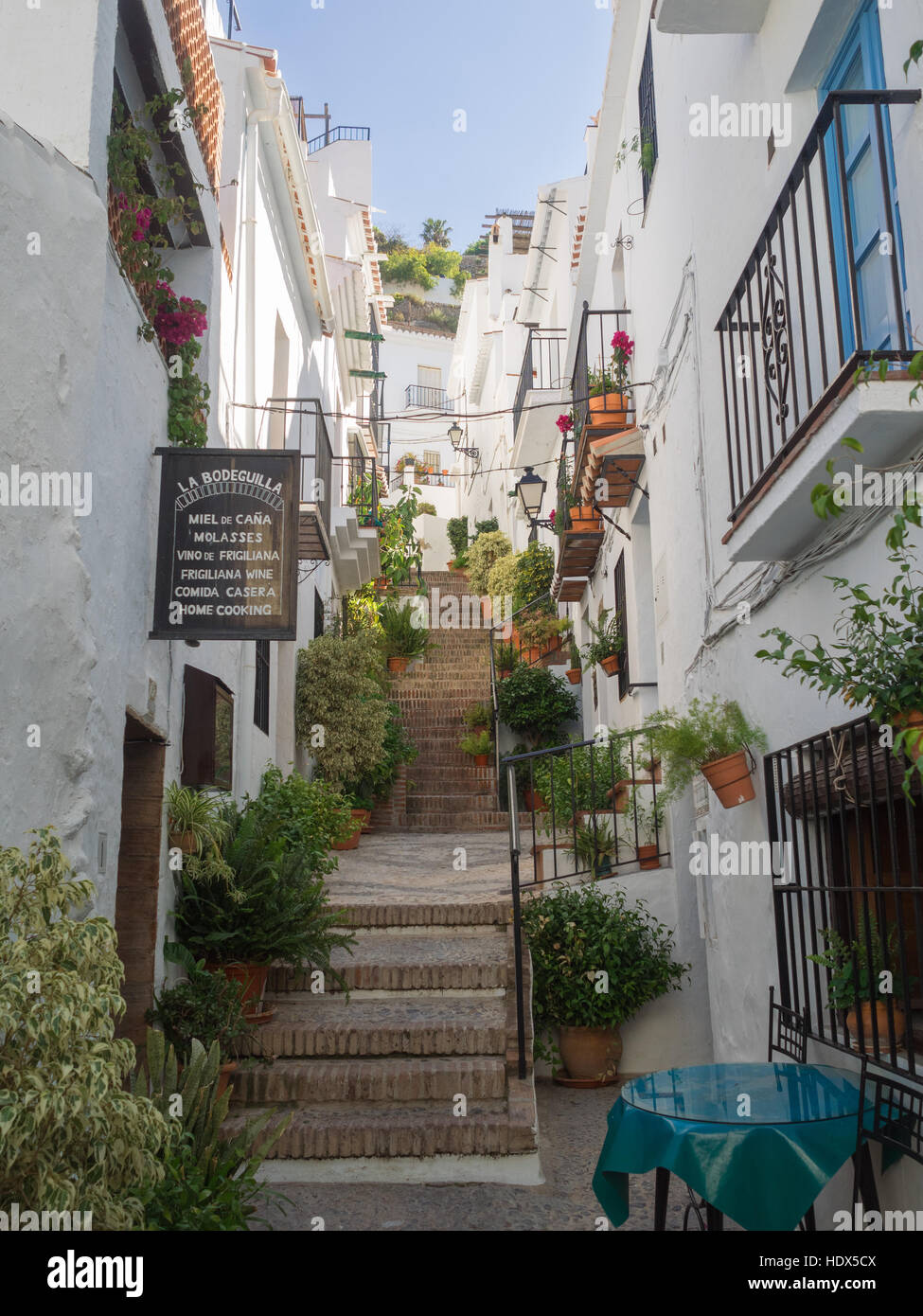 Ripida scalini acciottolati nel villaggio bianco moresco, pueblo blanco, di Frigiliana in Andalusia, Spagna. Foto Stock