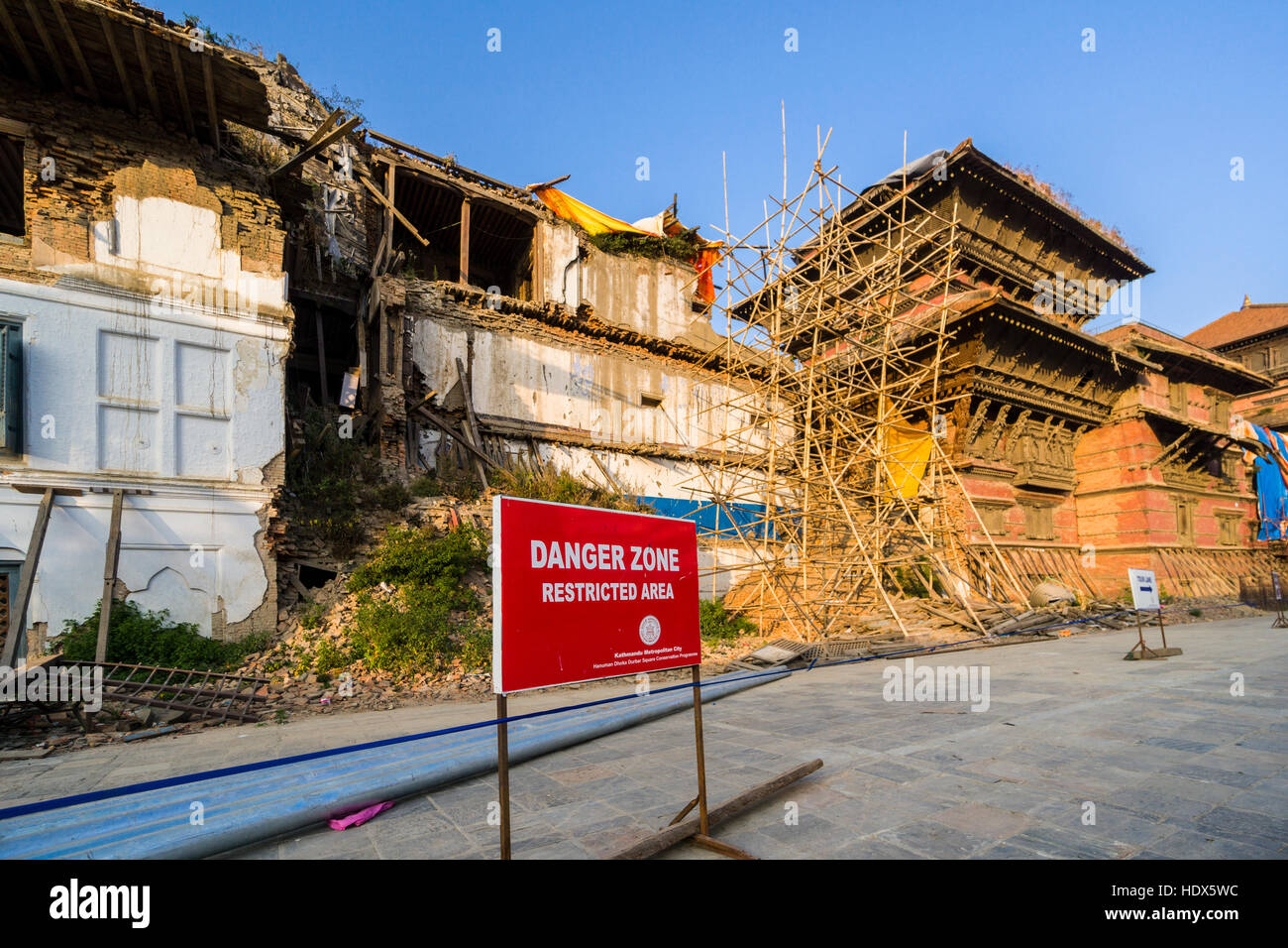 Durbar Square con il terremoto 2015 edifici danneggiati di hanuman dokha complesso palazzo Foto Stock