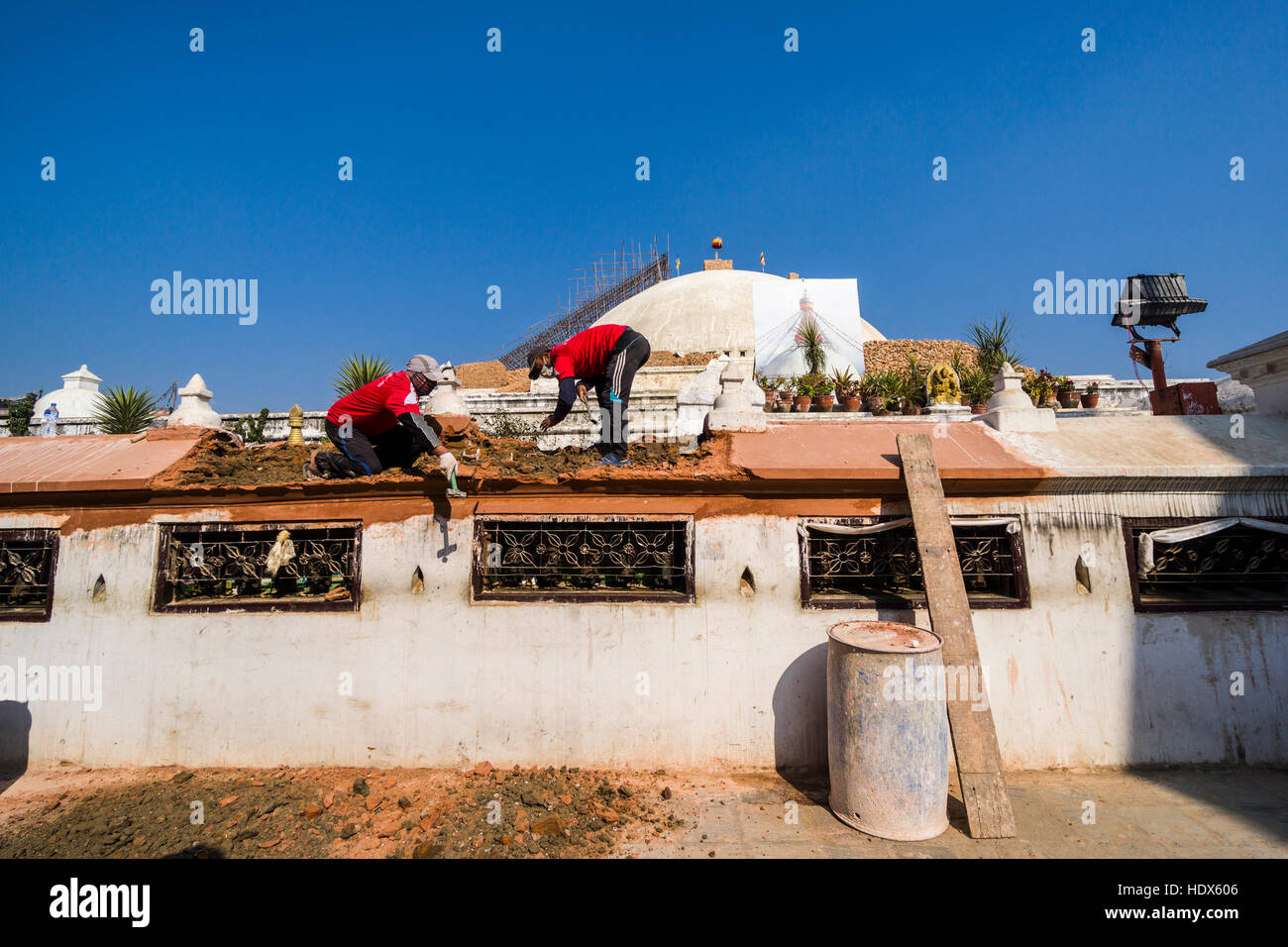 La Stupa Boudhanath a boudha rimasto danneggiato durante il terremoto 2015 ed è in ricostruzione ora Foto Stock