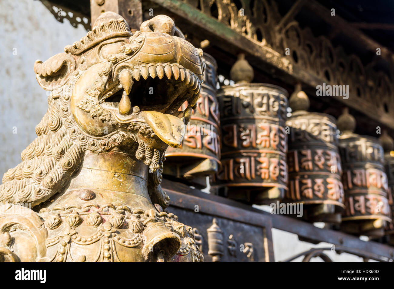 Una divinità scultura e rotazione di ruote della preghiera al tempio di swayambhu Foto Stock