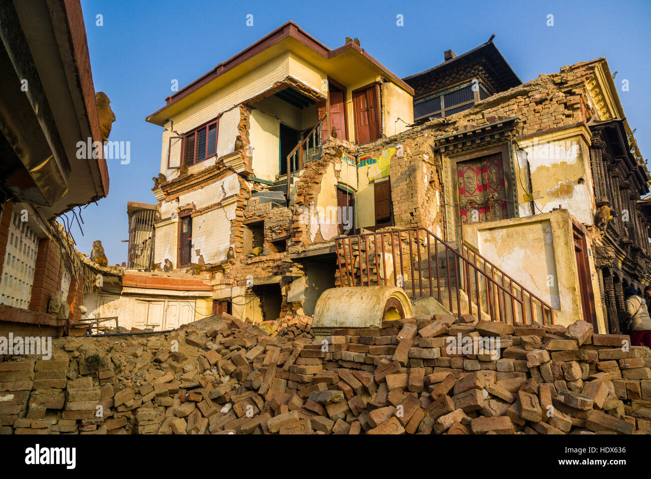 Un durante il terremoto 2015 edificio danneggiato al tempio di swayambhu Foto Stock