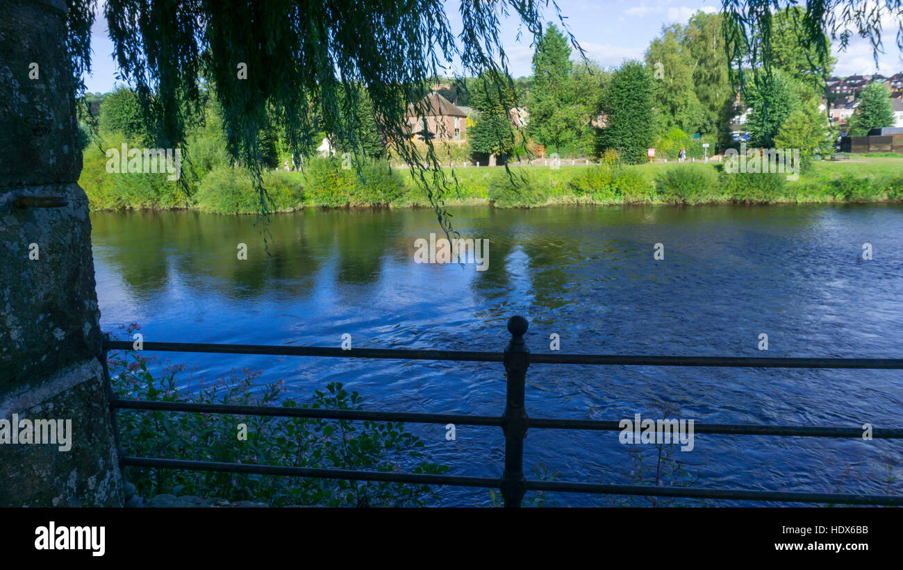 Sul lato del fiume è un caffe terrazza Foto Stock