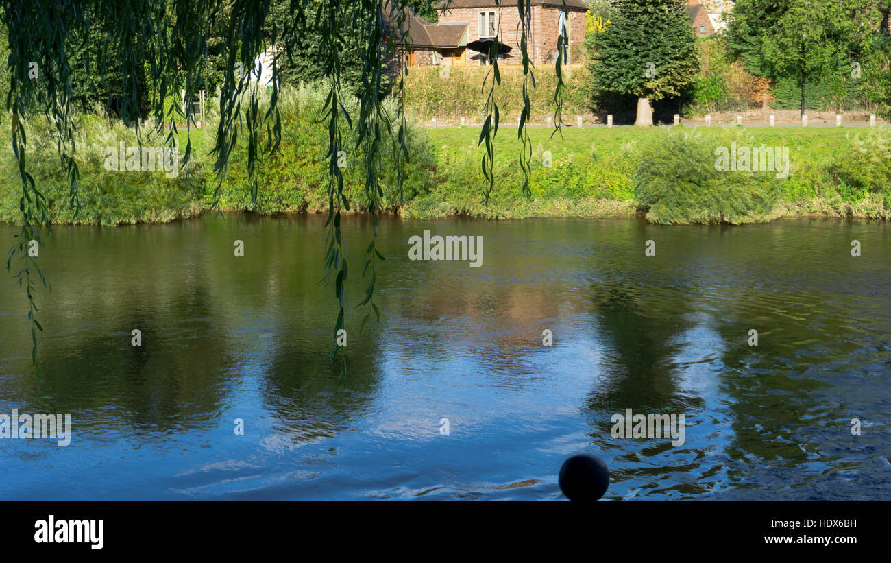 Sul lato del fiume è un caffe terrazza Foto Stock