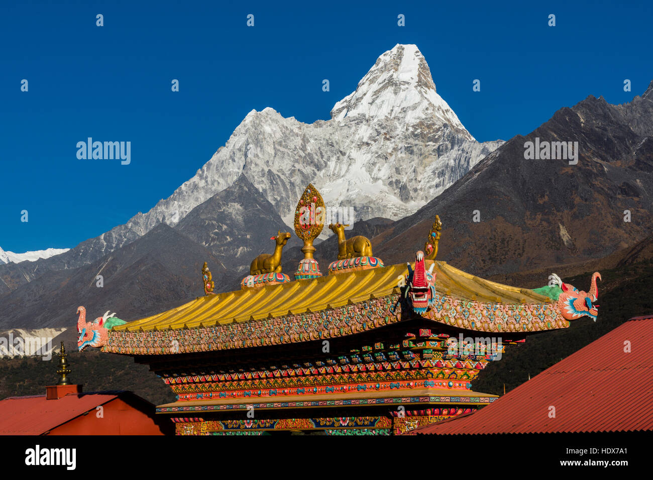 Il cancello di ingresso del monastero di Tengboche Gompa, la montagna Ama Dablam (6856m) nella distanza Foto Stock